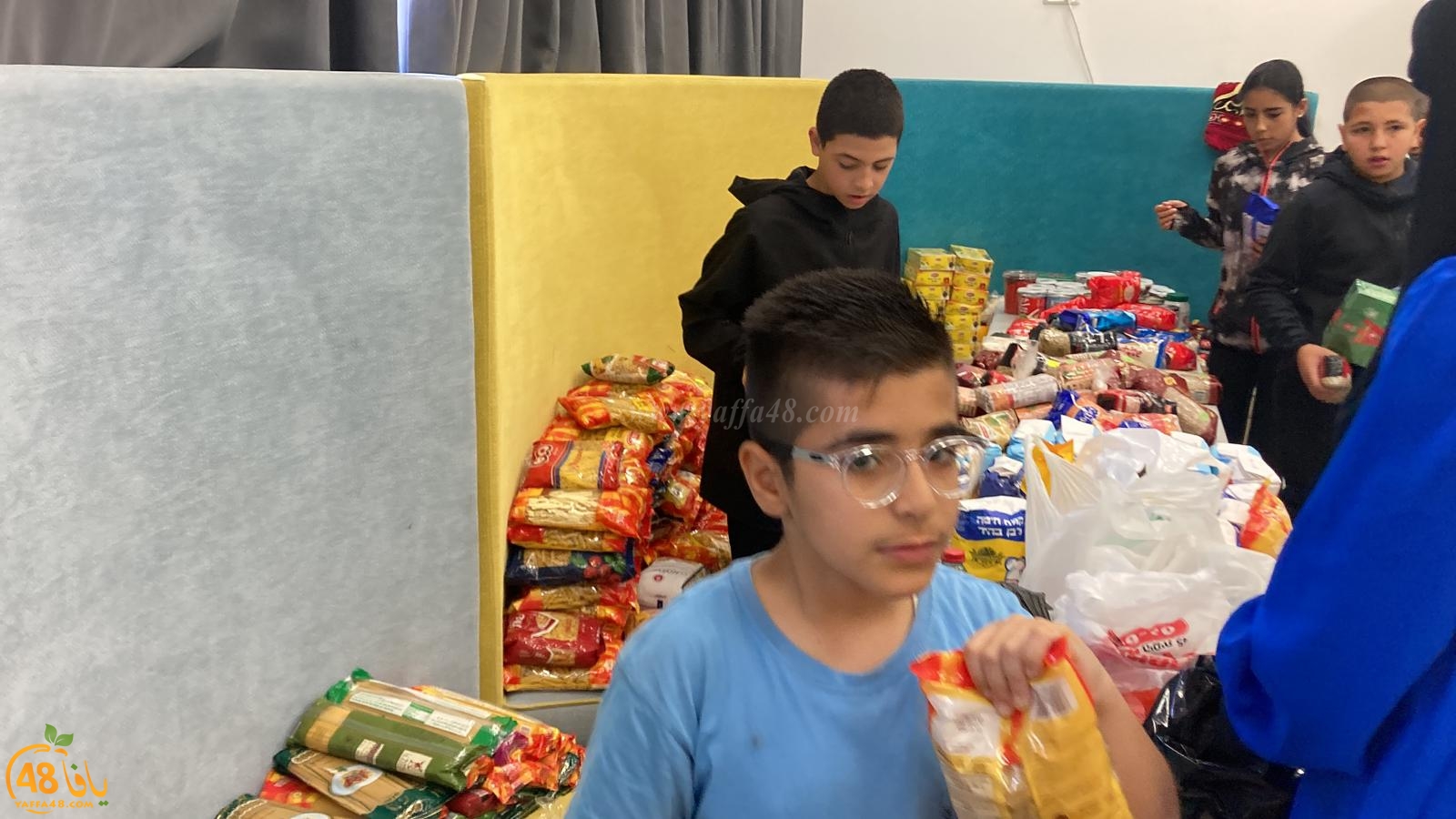 طلاب مدرسة حسن عرفة يشاركون بتحضير الطرود الغذائية لجمعية يافا 